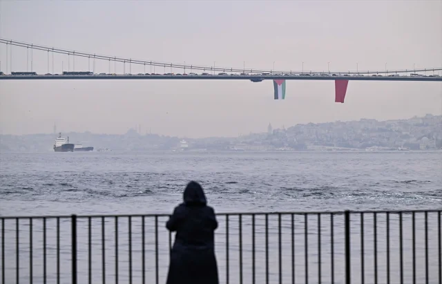 İstanbul Boğazı'nda Köprüler Filistin İçin Bayraklarla Süsleniyor
