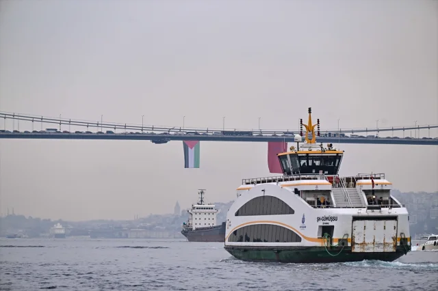 İstanbul Boğazı'nda Köprüler Filistin İçin Bayraklarla Süsleniyor