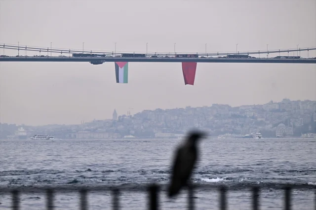 İstanbul Boğazı'nda Köprüler Filistin İçin Bayraklarla Süsleniyor