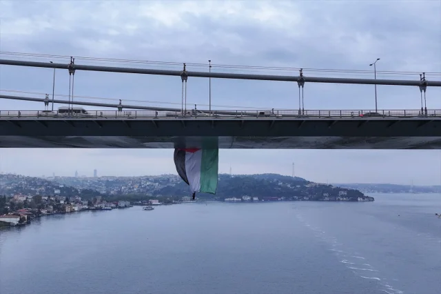 İstanbul Boğazı'nda Köprüler Filistin İçin Bayraklarla Süsleniyor