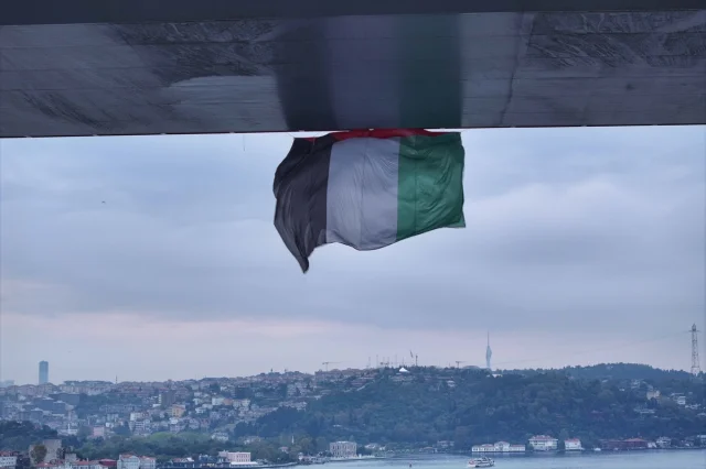 İstanbul Boğazı'nda Köprüler Filistin İçin Bayraklarla Süsleniyor