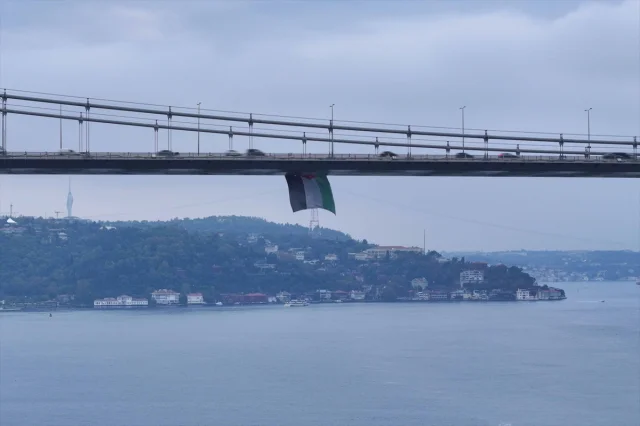 İstanbul Boğazı'nda Köprüler Filistin İçin Bayraklarla Süsleniyor