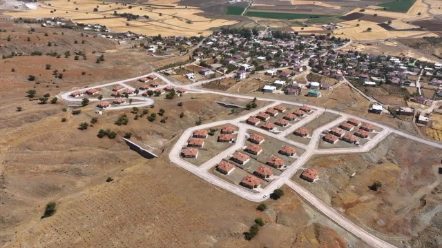 Depremzedeler Yeni Evlerinde: Koyunlu Ailesi Umutlarını Yeni...