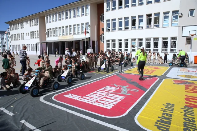 Erzurum'da Trafik Eğitimi Çocuklarla Buluştu