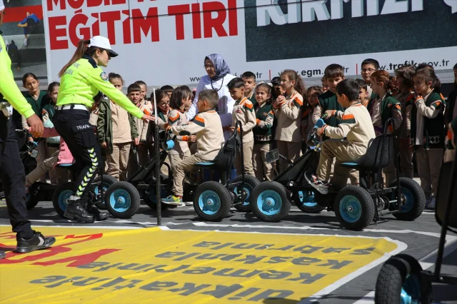 Erzurum'da Trafik Eğitimi Çocuklarla Buluştu