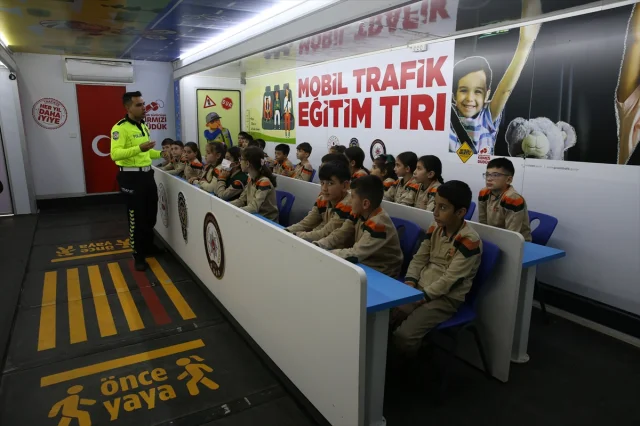 Erzurum'da Trafik Eğitimi Çocuklarla Buluştu
