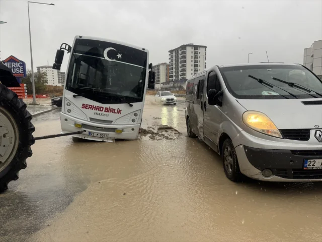 Edirne'deki sağanak sonrası yolda oluşan dev çukur minibüsü...