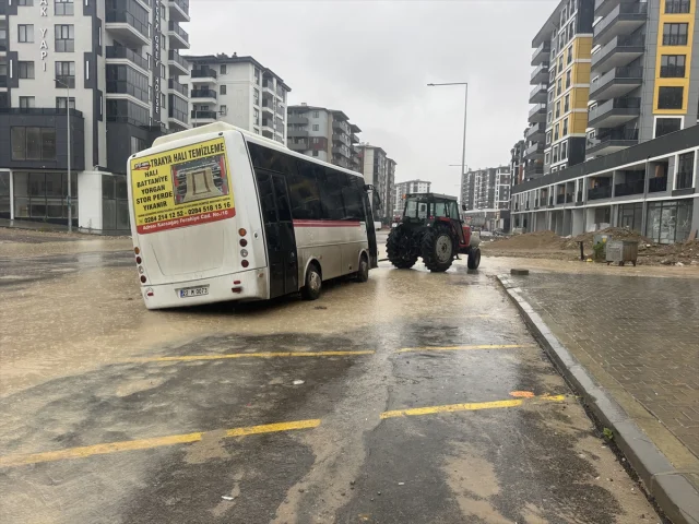 Edirne'deki sağanak sonrası yolda oluşan dev çukur minibüsü yuttu