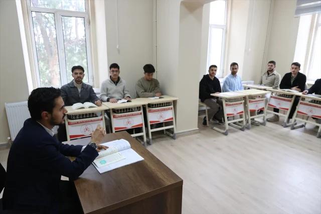 Tarihi Binada Eğitim Gören İmamlar Mezuniyet Heyecanı Yaşıyo...