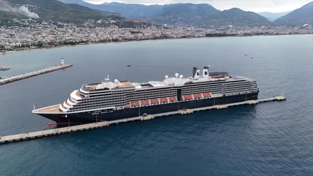 Alanya'da büyük kruvaziyer heyecanı: Oosterdam 1878 turistle geldi