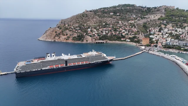 Alanya'da büyük kruvaziyer heyecanı: Oosterdam 1878 turistle geldi