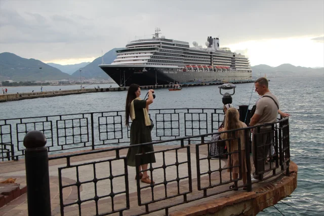 Alanya'da büyük kruvaziyer heyecanı: Oosterdam 1878 turistle geldi