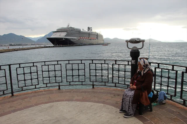 Alanya'da büyük kruvaziyer heyecanı: Oosterdam 1878 turistle geldi