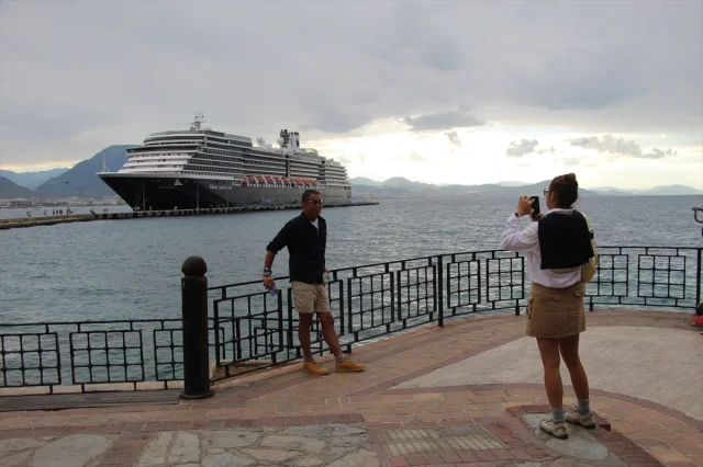 Alanya'da büyük kruvaziyer heyecanı: Oosterdam 1878 turistle geldi