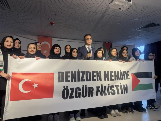 İzmir'de Filistin Etkinliği Büyük İlgi Görüyor!