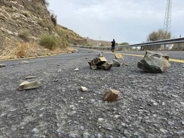 Tekirdağ'da Şiddetli Yağmur Kaya Kütlelerini Hareketlendirdi