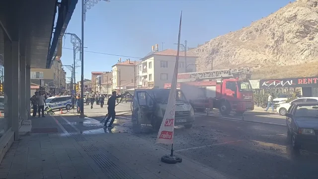 Sivas'ta Ticari Araç Yandı: Görüntüler Şoke Edici
