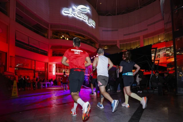 Akasya Koşusunda Gece Boyu Enerji ve Eğlence