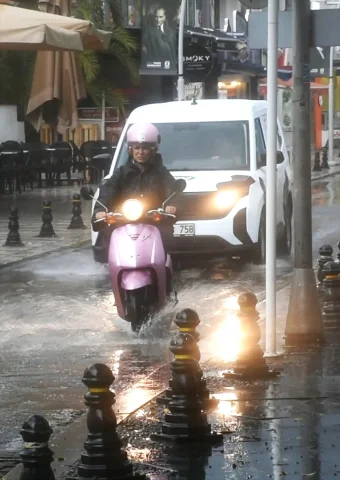 Muğla'da Fırtına ve Sağanak Dehşeti: Hayat Durma Noktasında
