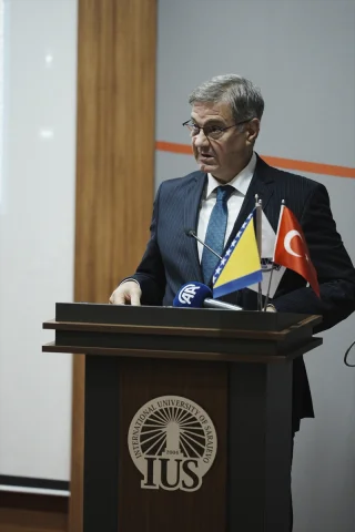 Uluslararası Saraybosna Üniversitesi Yılın İlk Dersinde Savaşın Etkilerine Vurgu Yaptı