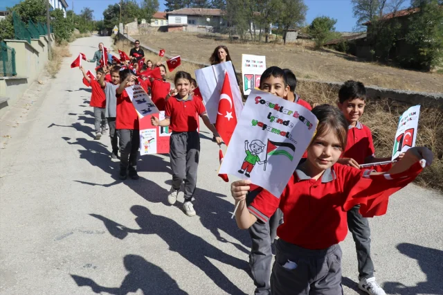 Amasya'da köy okulunda anlamlı yürüyüş: Filistin'e destek için sokaktalar