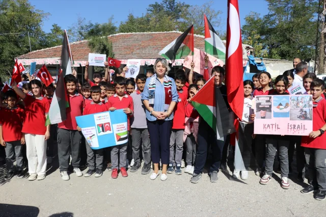 Amasya'da köy okulunda anlamlı yürüyüş: Filistin'e destek için sokaktalar