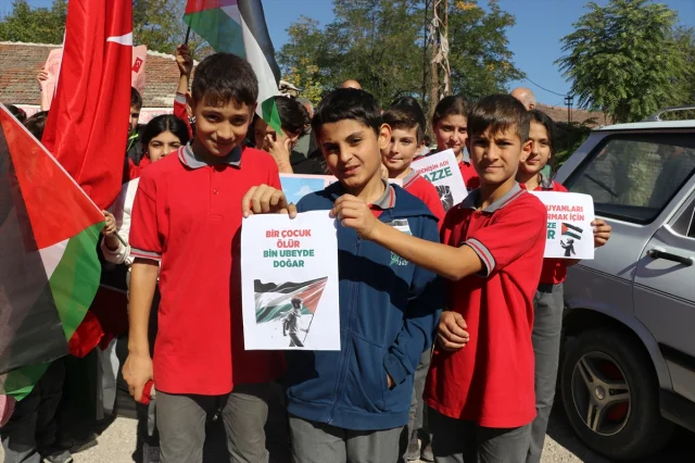 Amasya'da köy okulunda anlamlı yürüyüş: Filistin'e destek için sokaktalar
