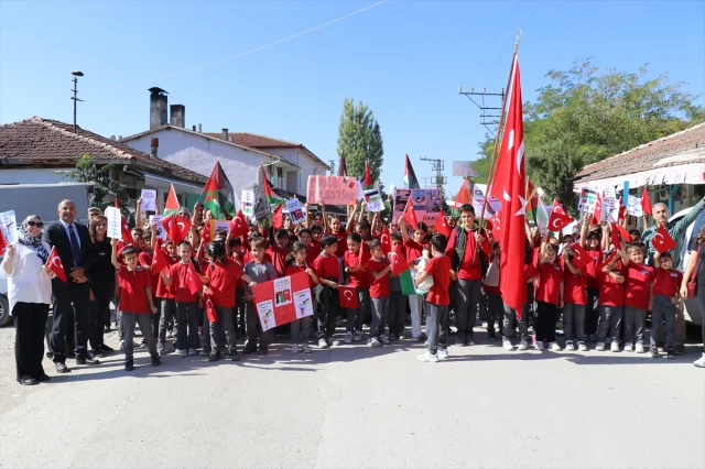 Amasya'da köy okulunda anlamlı yürüyüş: Filistin'e destek için sokaktalar