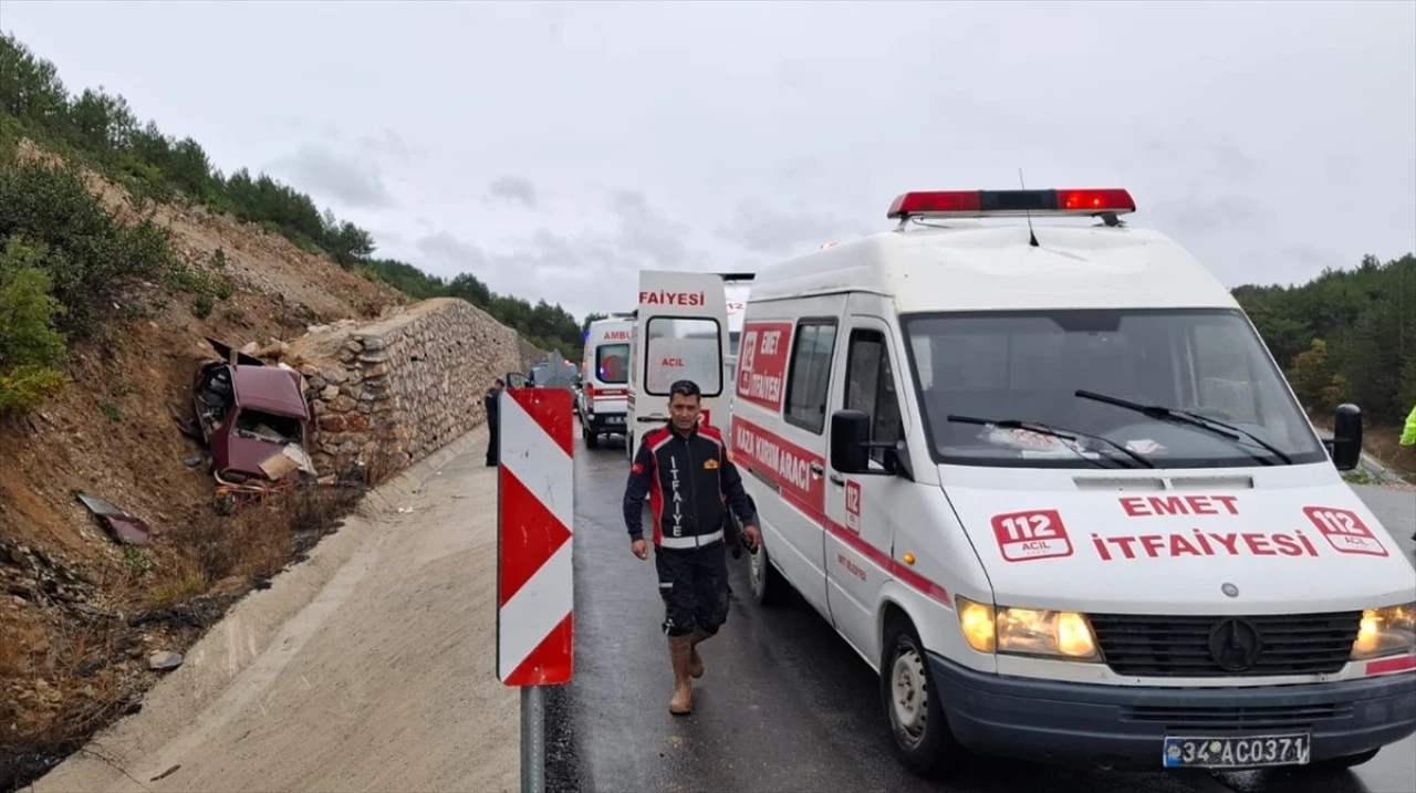 Kütahya'da Feci Kaza: İstinat Duvarına Çarpan Otomobilde İki Kayıp