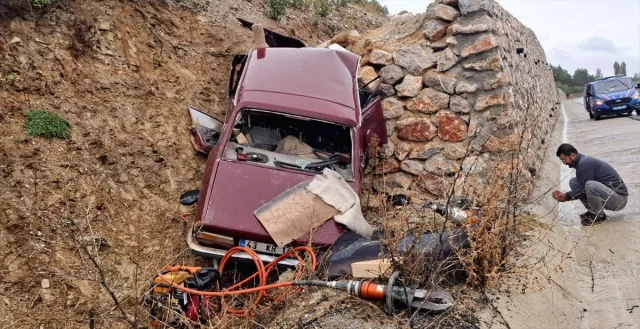 Kütahya'da Feci Kaza: İstinat Duvarına Çarpan Otomobilde İki Kayıp