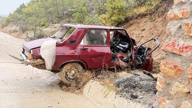 Kütahya'da Feci Kaza: İstinat Duvarına Çarpan Otomobilde İki Kayıp