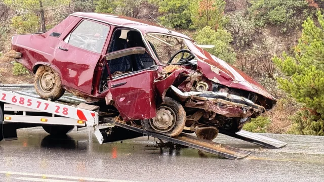 Kütahya'da Feci Kaza: İstinat Duvarına Çarpan Otomobilde İki Kayıp