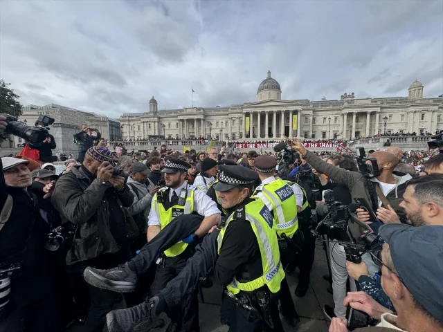 İngiltere'de protestolar: Palestine Action destekçilerine polis müdahalesi