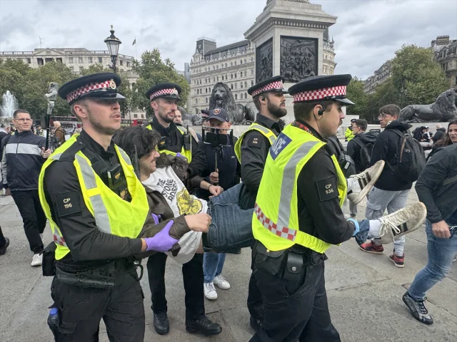 İngiltere'de protestolar: Palestine Action destekçilerine polis müdahalesi