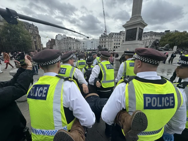 İngiltere'de protestolar: Palestine Action destekçilerine polis müdahalesi
