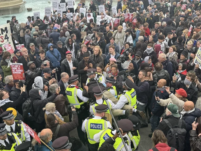 İngiltere'de protestolar: Palestine Action destekçilerine polis müdahalesi