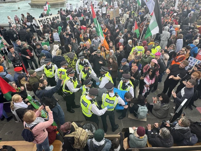 İngiltere'de protestolar: Palestine Action destekçilerine polis müdahalesi