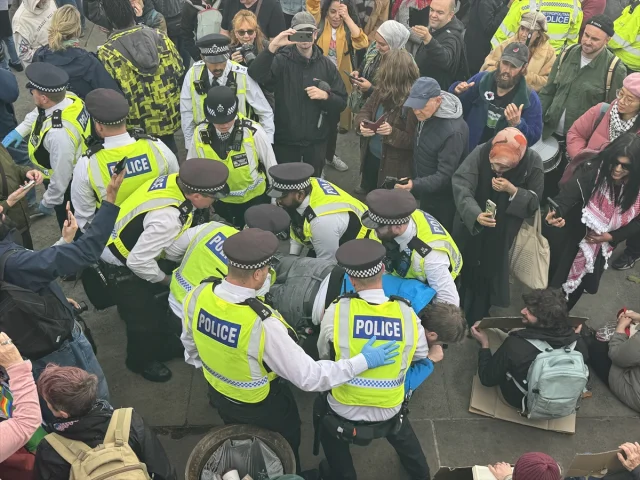 İngiltere'de protestolar: Palestine Action destekçilerine polis müdahalesi