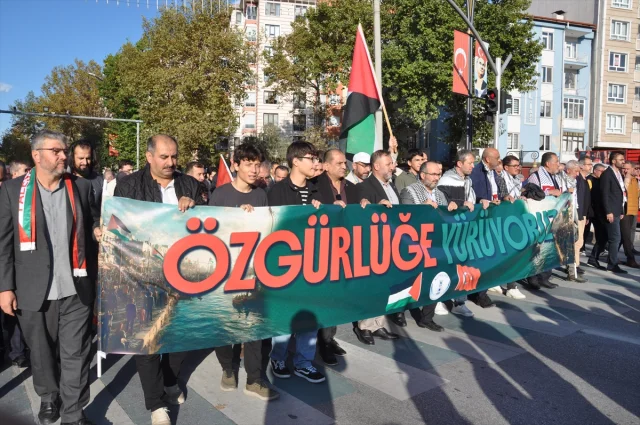 Bursa ve Kütahya'da Sumud Filosu'na Başlatılan Saldırıya Karşı Protesto Yürüyüşleri