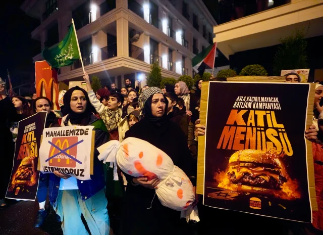 Üsküdar'da McDonald's Açılımına Karşı Tepki: Mahalle Sakinleri Ayakta