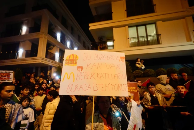 Üsküdar'da McDonald's Açılımına Karşı Tepki: Mahalle Sakinleri Ayakta