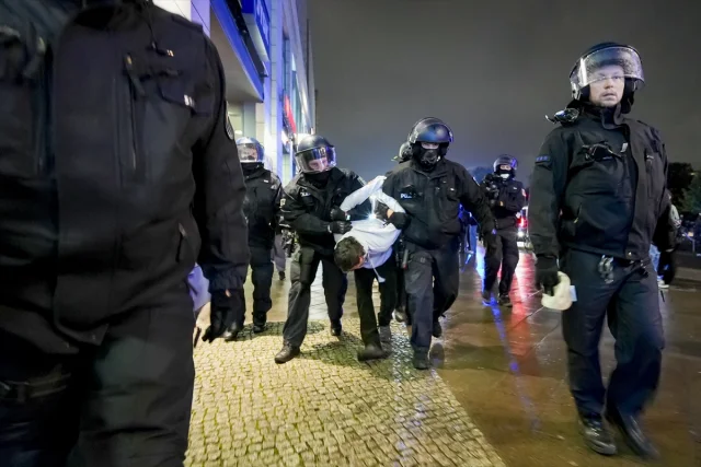 Berlin'de Filistin'e Destek Gösterilerine Polis Sert Müdahale