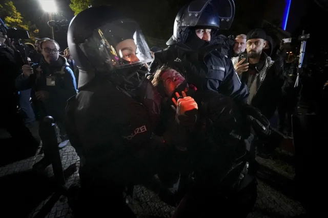 Berlin'de Filistin'e Destek Gösterilerine Polis Sert Müdahale