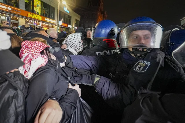 Berlin'de Filistin'e Destek Gösterilerine Polis Sert Müdahale