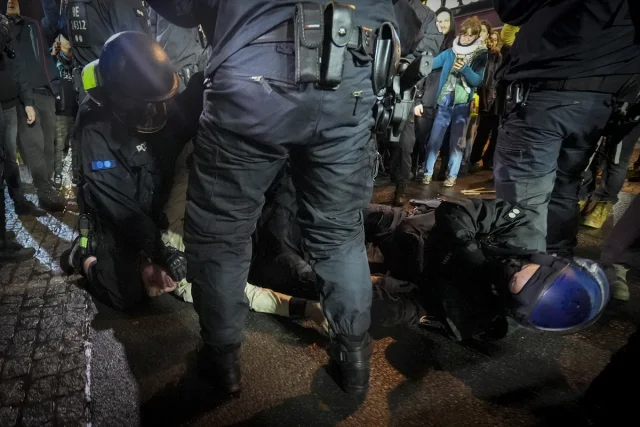 Berlin'de Filistin'e Destek Gösterilerine Polis Sert Müdahale