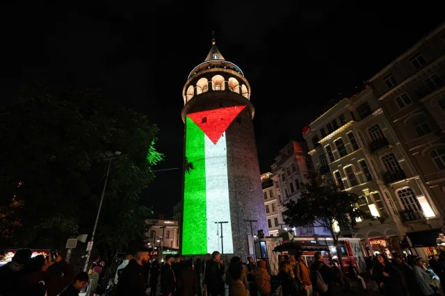 Galata Kulesi'ndeki Işık Gösterisi Dünya Basınında Ses Getirdi
