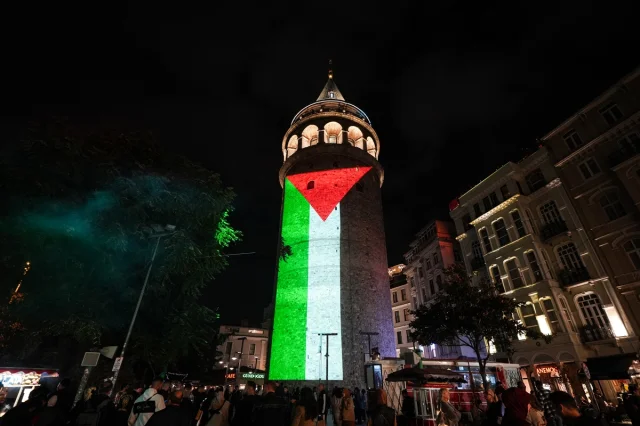 Galata Kulesi'ndeki Işık Gösterisi Dünya Basınında Ses Getirdi