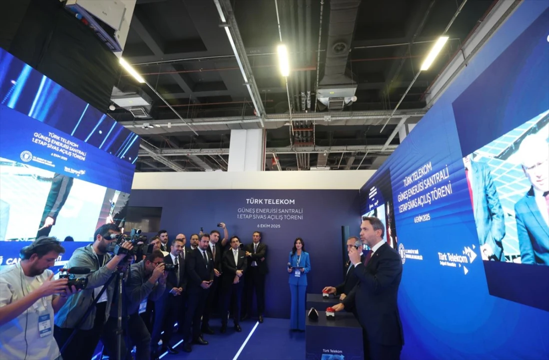 Bakan Bayraktar Sivas'ta GES Açılışını Uzaktan Gerçekleştirdi