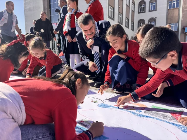 Yusuf Tekin'den Küresel Barış Çağrısı: Erzurum'da Çarpıcı Açıklamalar