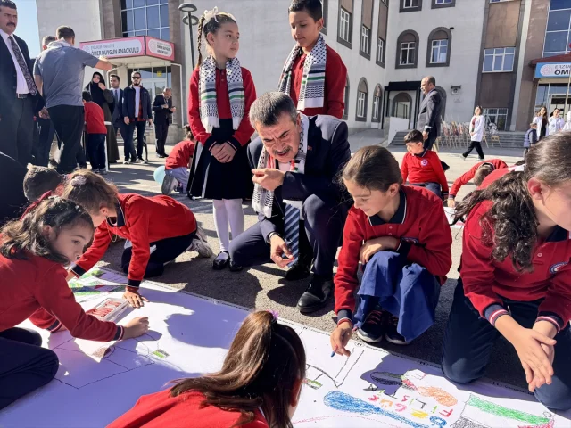 Yusuf Tekin'den Küresel Barış Çağrısı: Erzurum'da Çarpıcı Açıklamalar